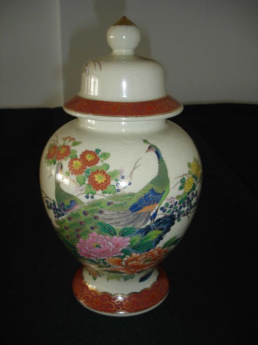 Pote em porcelana de fabrico Japonês.