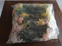 grande conjunto de flores artificias