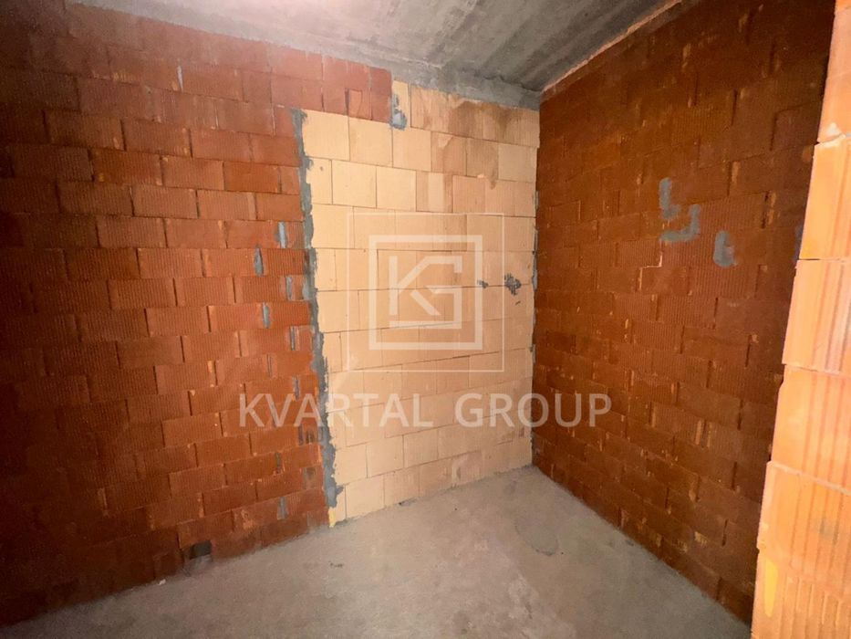 Шикарний таун в центрі, таун хаус під ремонт, кутовий таун