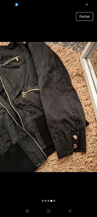 Casaco preto  com bolsos e fecho