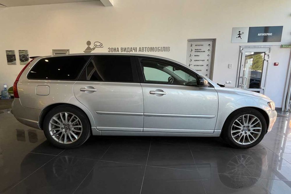 Volvo V50 2011 року