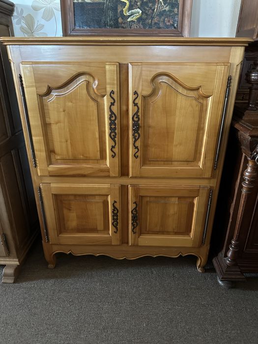 Komoda w stylu ludwikowskim z ozdobnymi metalowymi uchwytami