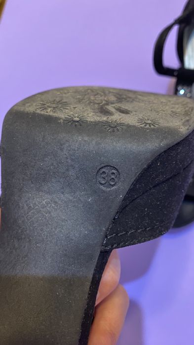 Czarne buty na wysokim obcasie z kryształkami