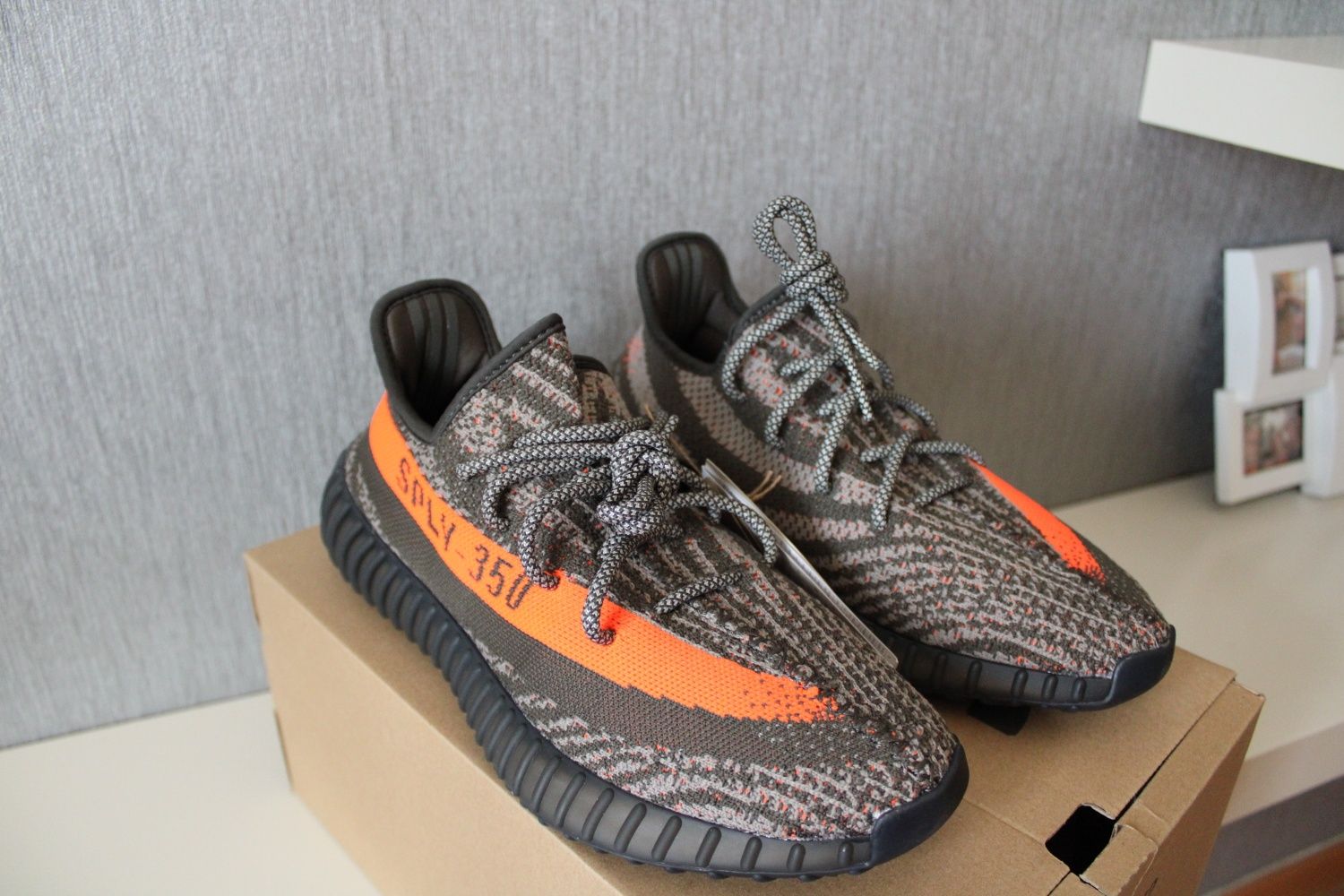 Ténis adidas Yeezy Boost 350 V2 Carbon Beluga