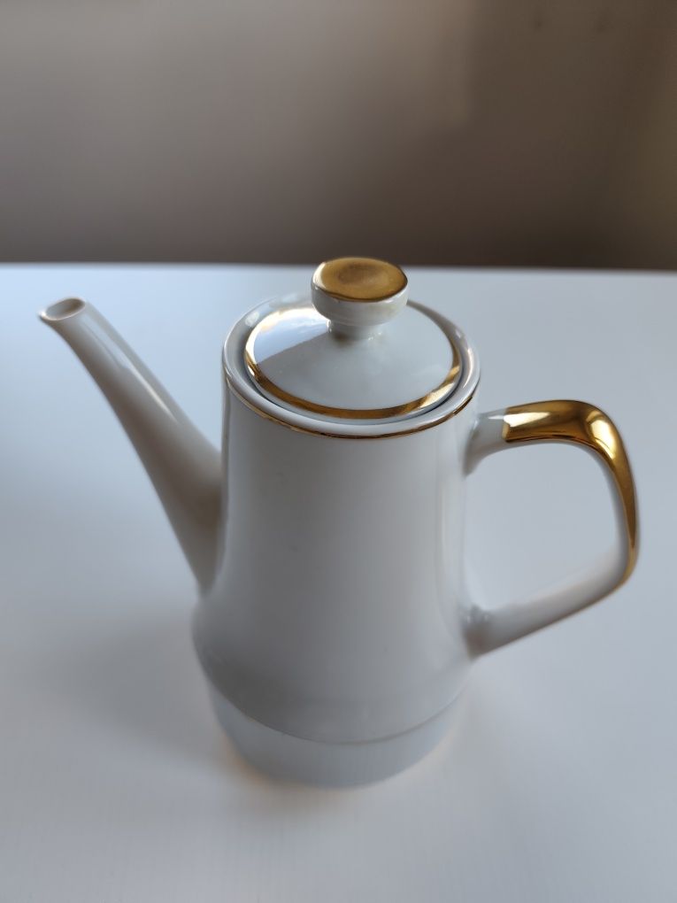 Porcelanowy dzbanek, Chodzież Roman