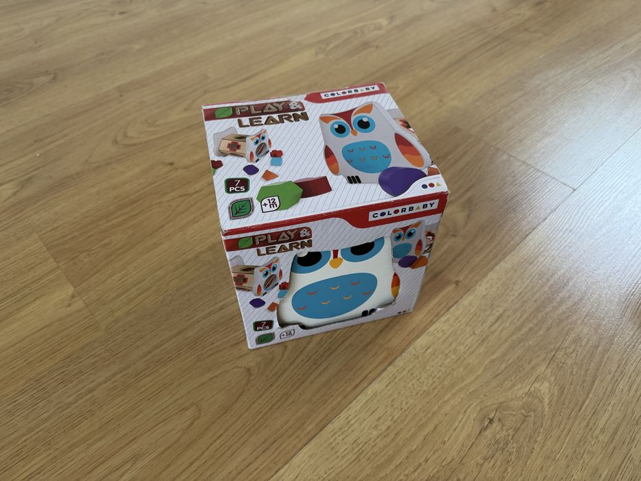 Mocho de madeira com atividades para bebé