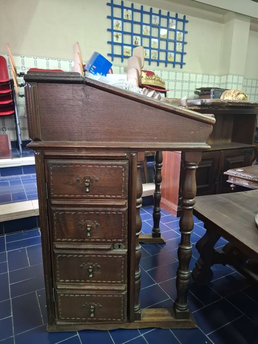 Escrivaninha em madeira