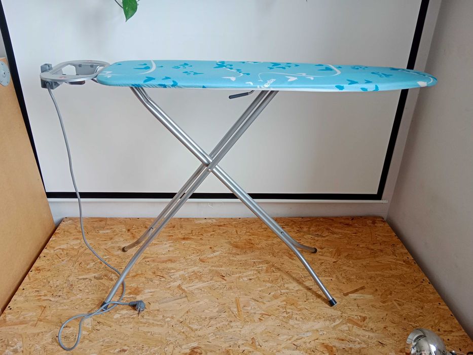 Vileda Deska do Prasowania z Podstawką na Żelazko i Gniazdkiem