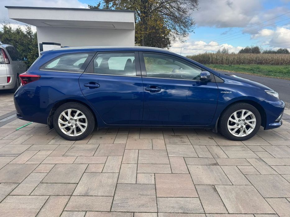 Toyota Auris 1,8 Touring Wagon Hybrid bezwypadkowy