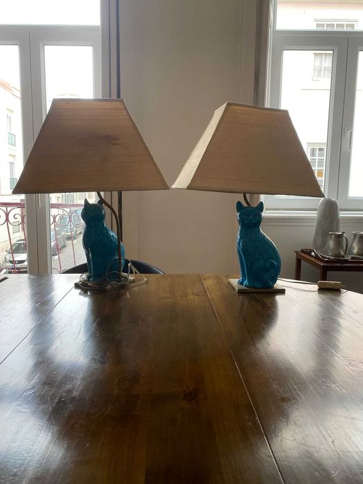 Par de candeeiros com base em forma de gato