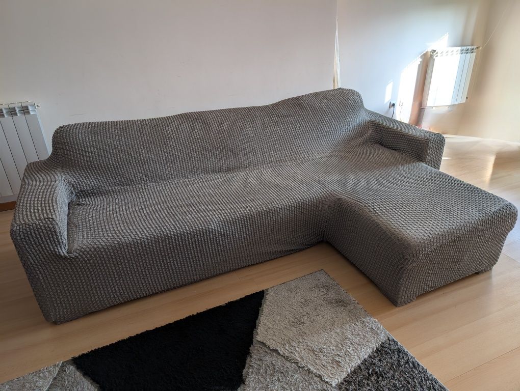 Sofá-cama de canto com chaise longe.