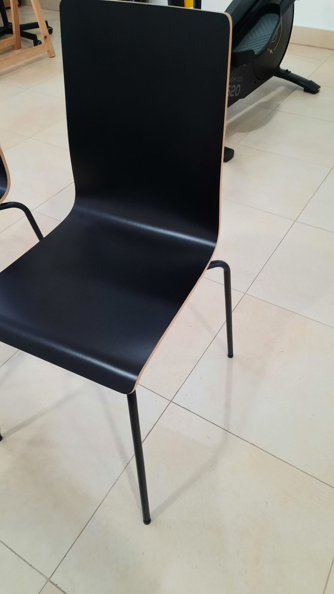 2 Cadeiras IKEA – Design Moderno e Confortável