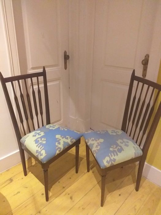 Duas cadeiras em madeira maciça, leves com assento em tecido étnico