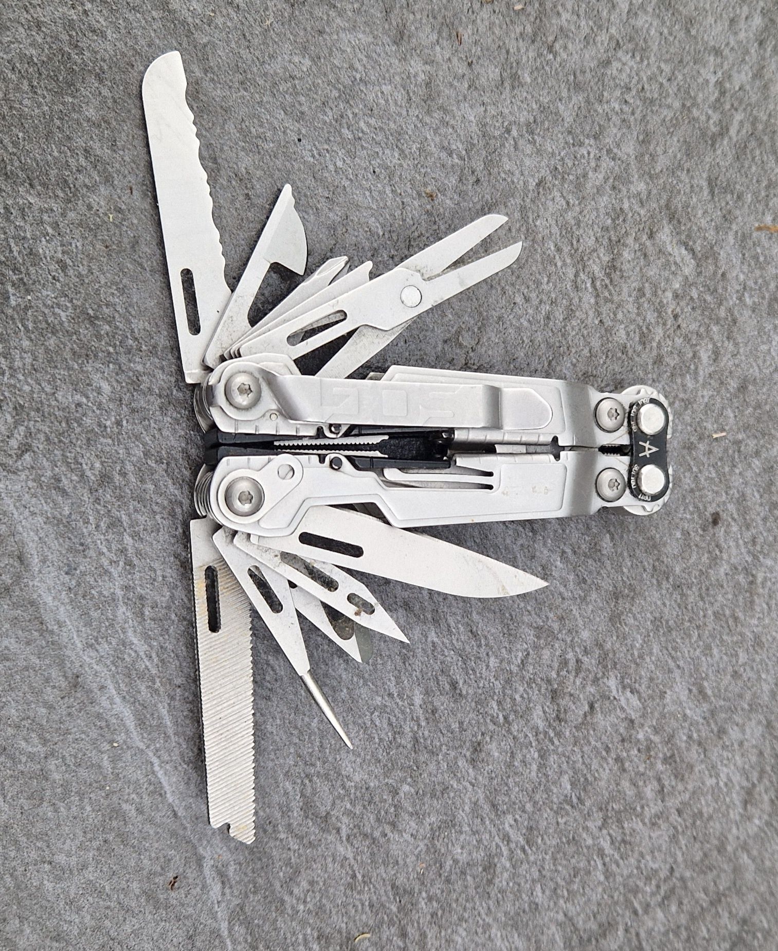 Multitool SOG Powerpint Scyzoryk 18W1 szczypce EDC