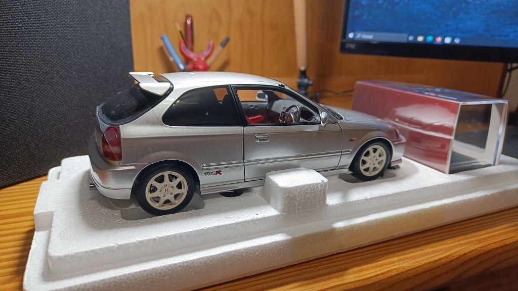 Honda Civic Type R EK9 (1:18) - Motorhelix