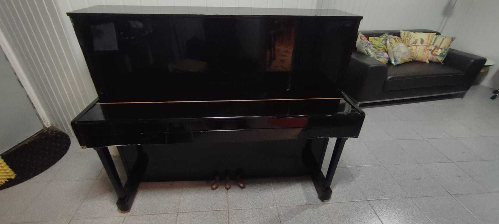 Piano de parede da marca STRAUSSER