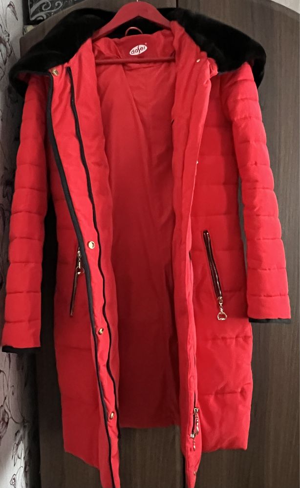 Пальто червоне