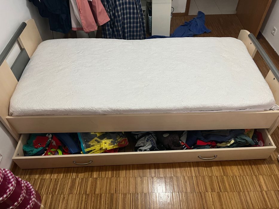 Cama solteiro com estante