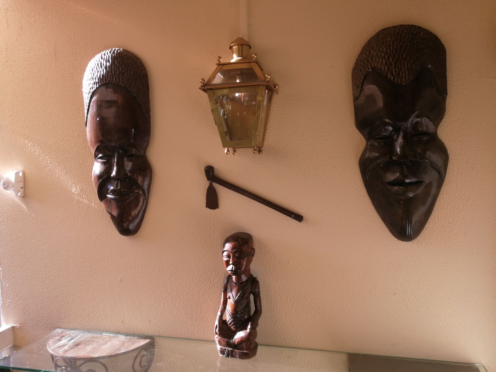 Diversas peças (estatueta), machadinha e duas máscaras) em madeira tro