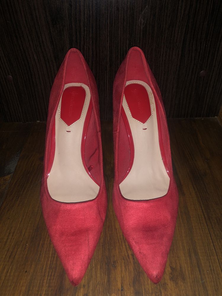 Червоні замшеві туфлі