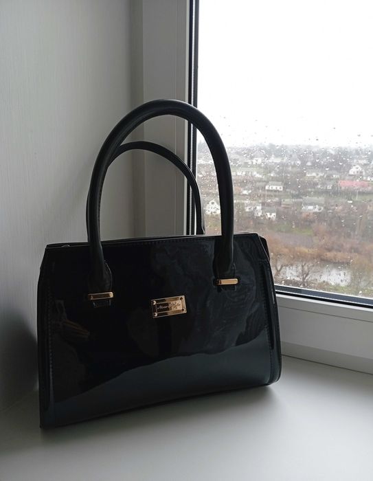 Красива сумка  в діловому стилі