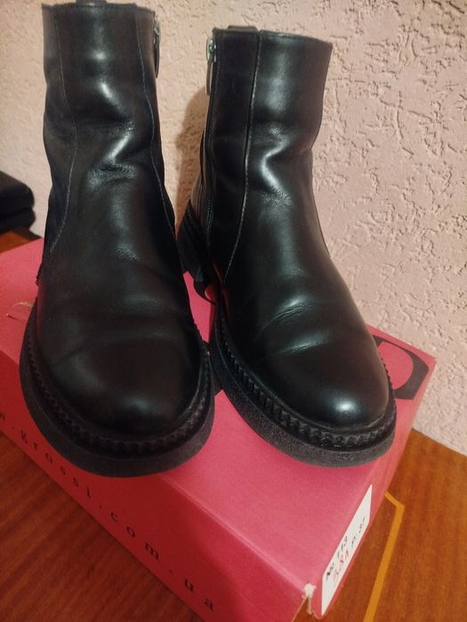 Челсі натуральна шкіра чорного кольору в доброму стані зимовий сезон