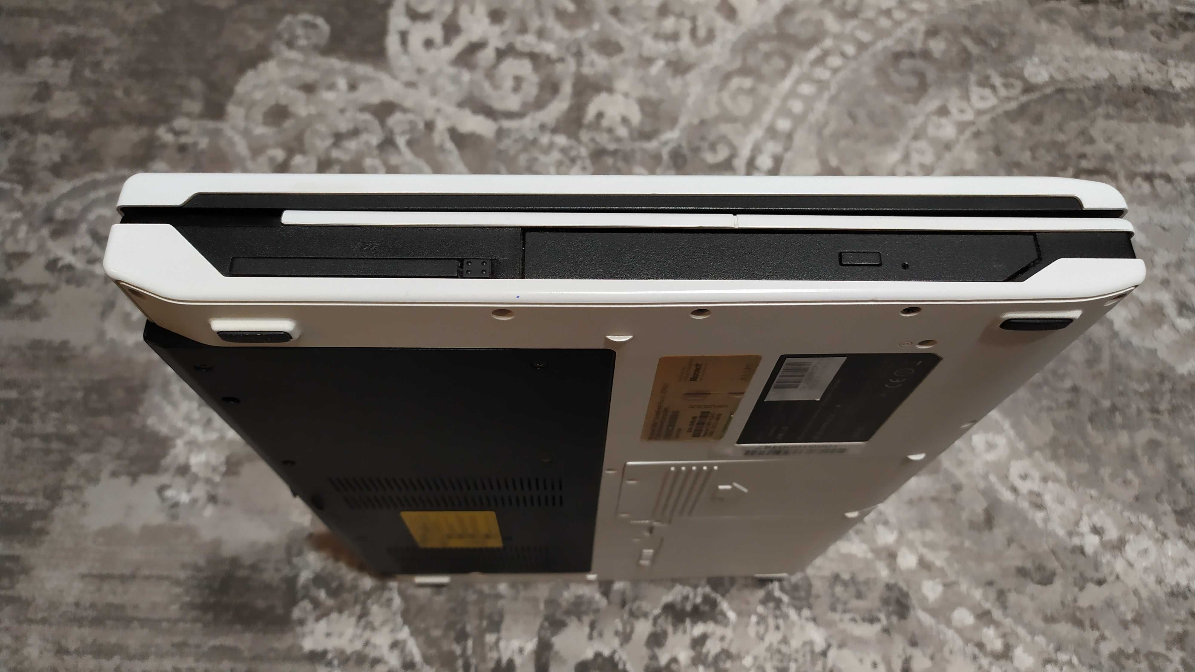 Ноутбук Fujitsu Siemens AMILO Pi 3540 (Core2Duo T5800 (2.0GHz), OZU4GB