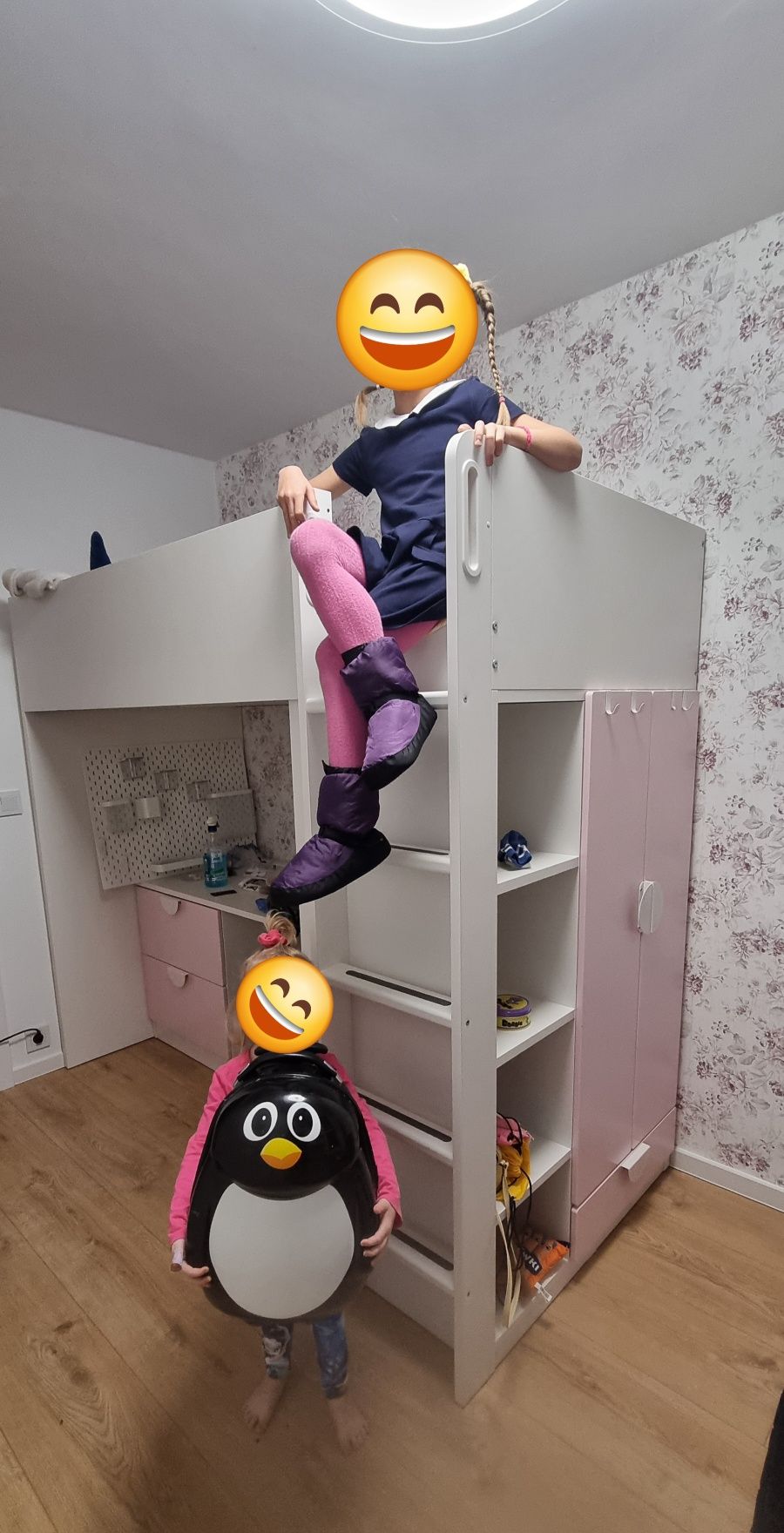 Łóżko ikea smastad na antresoli z biurkiem i szafą