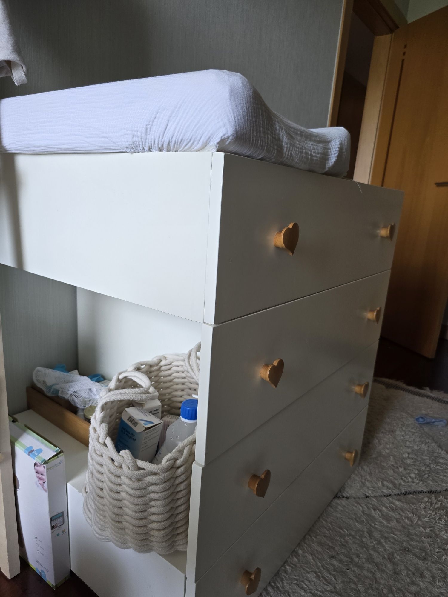 Comoda com possibilidade de adaptar para muda fraldas
