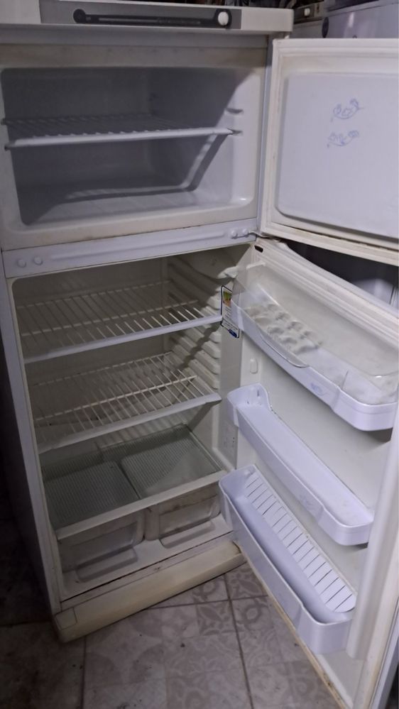 Холодильник Indesit