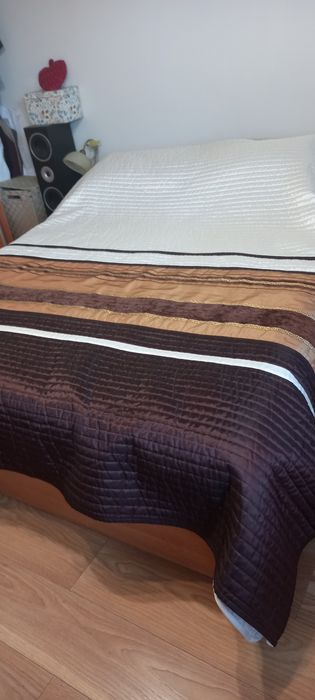 Pikowana narzuta na łóżko 220 x 240 + 4 poszewki na poduszkę i zasłonk