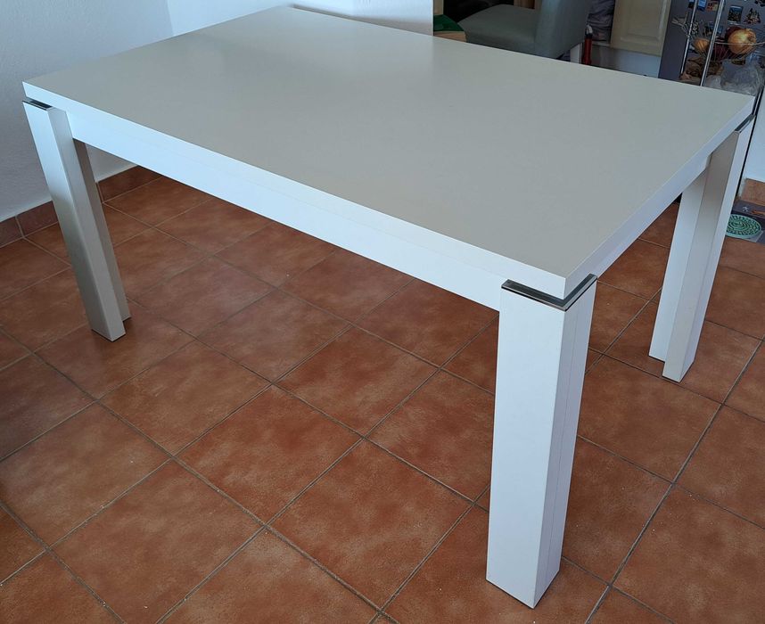 Vendo mesa e cadeiras