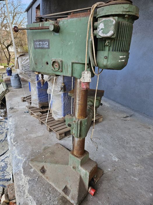 Вертикально сверлильний станок