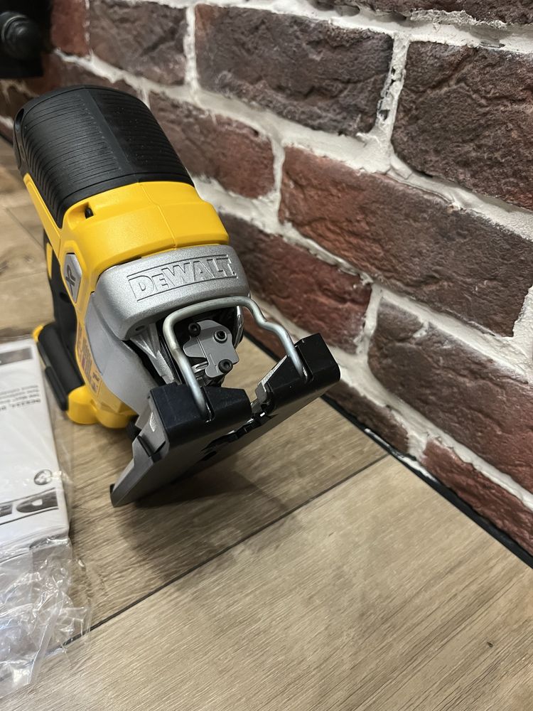 DeWALT DCS334b бесщеточный лобзик