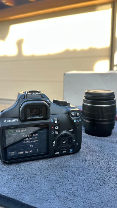 Canon EOS 1100D
Objetiva 18-55mm
Com alça e carregador

Entrego em mão