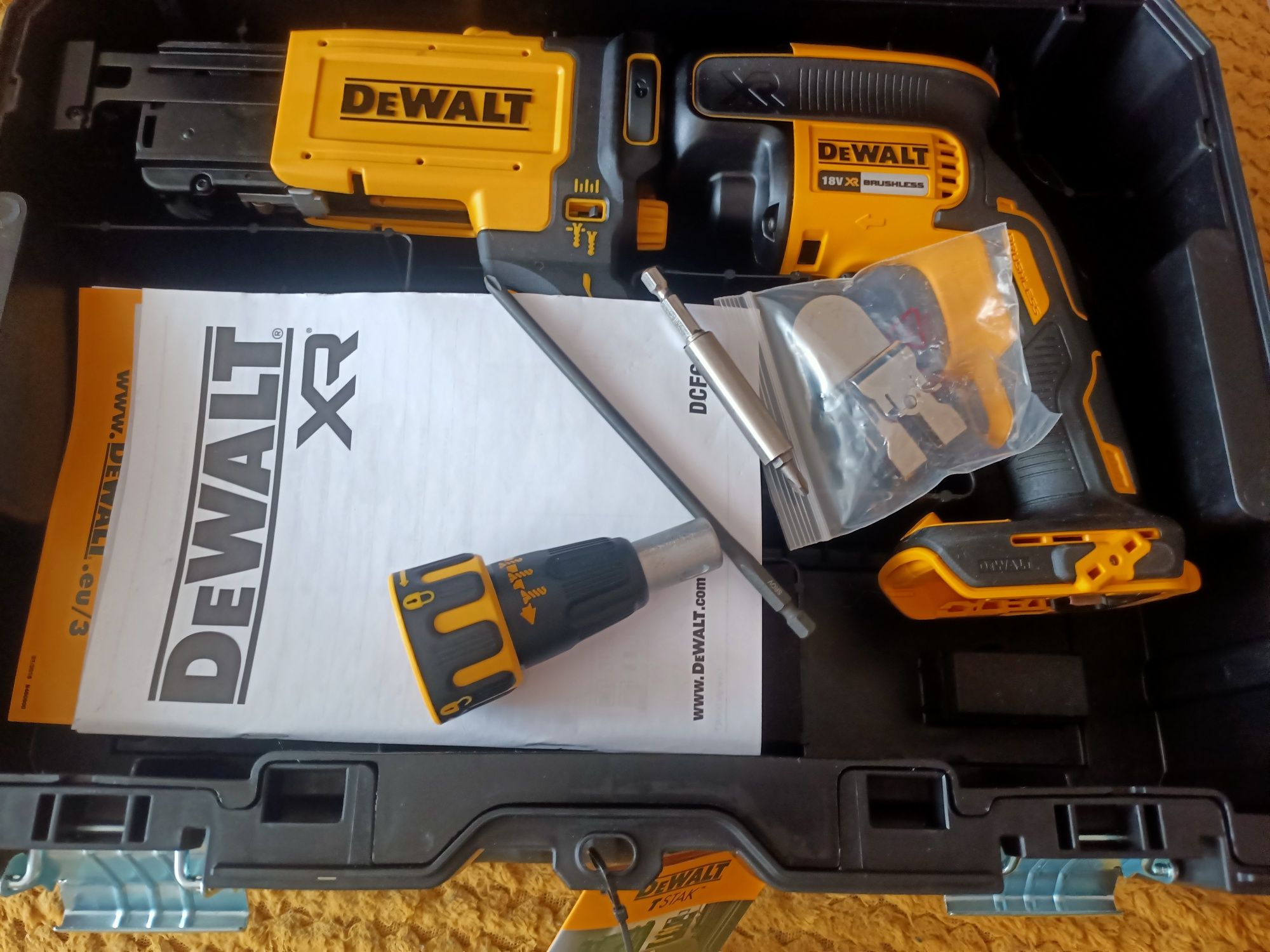 Nowa  oryginalna wkrętarka taśmowa DeWalt dcf620+magazynek