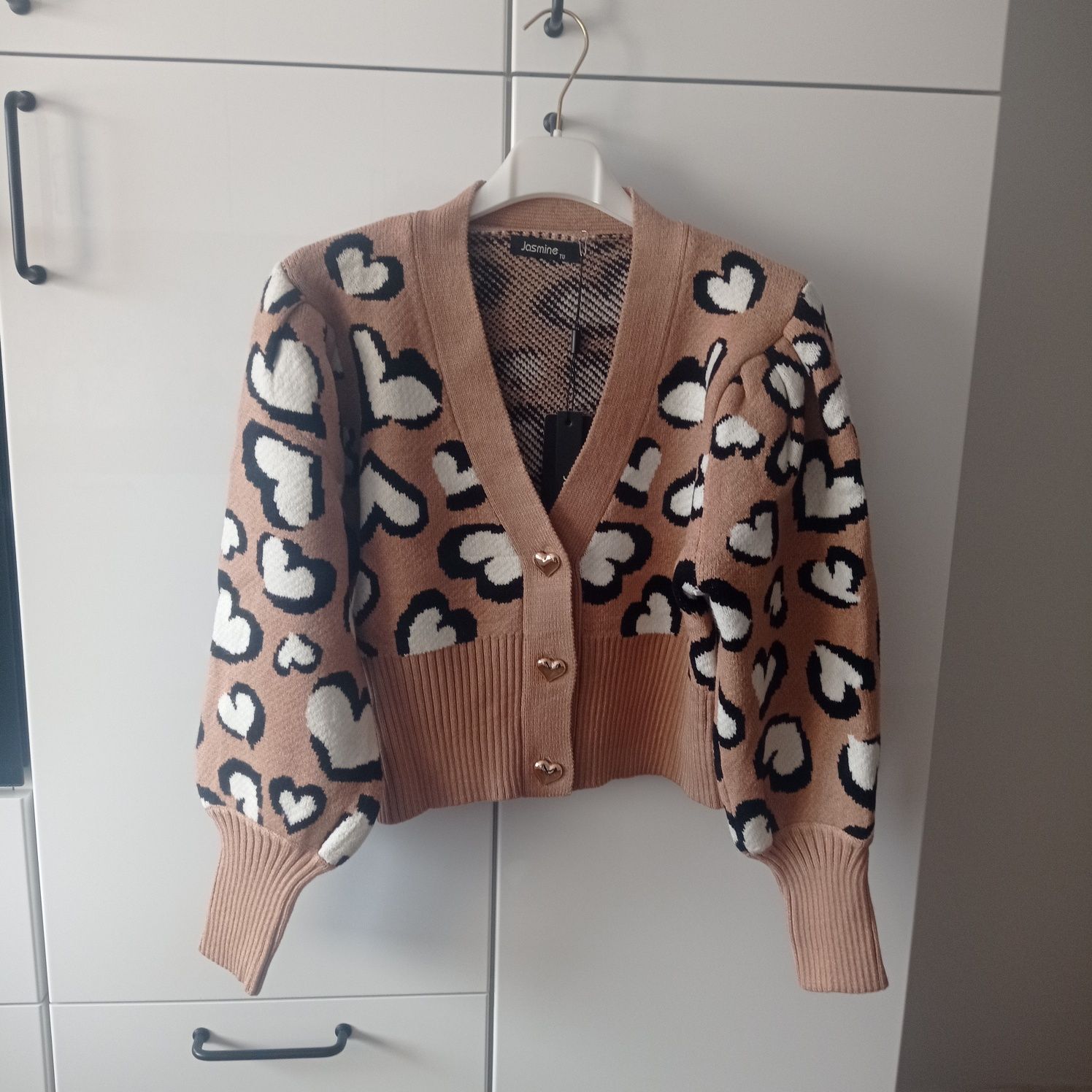 Sweter damski w serca ozdobne guziki