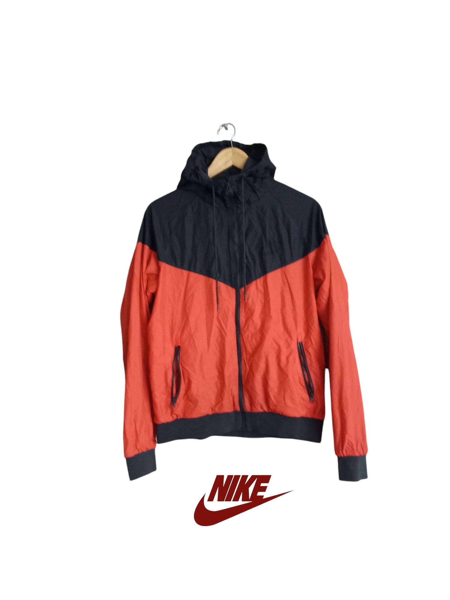 Czarno czerwona kurtka wiatrówka Nike