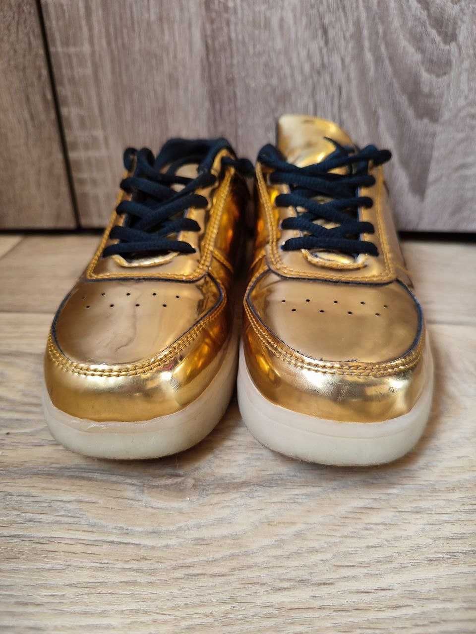 Кроссовки стильные золотые, от французского бренда, размер 36