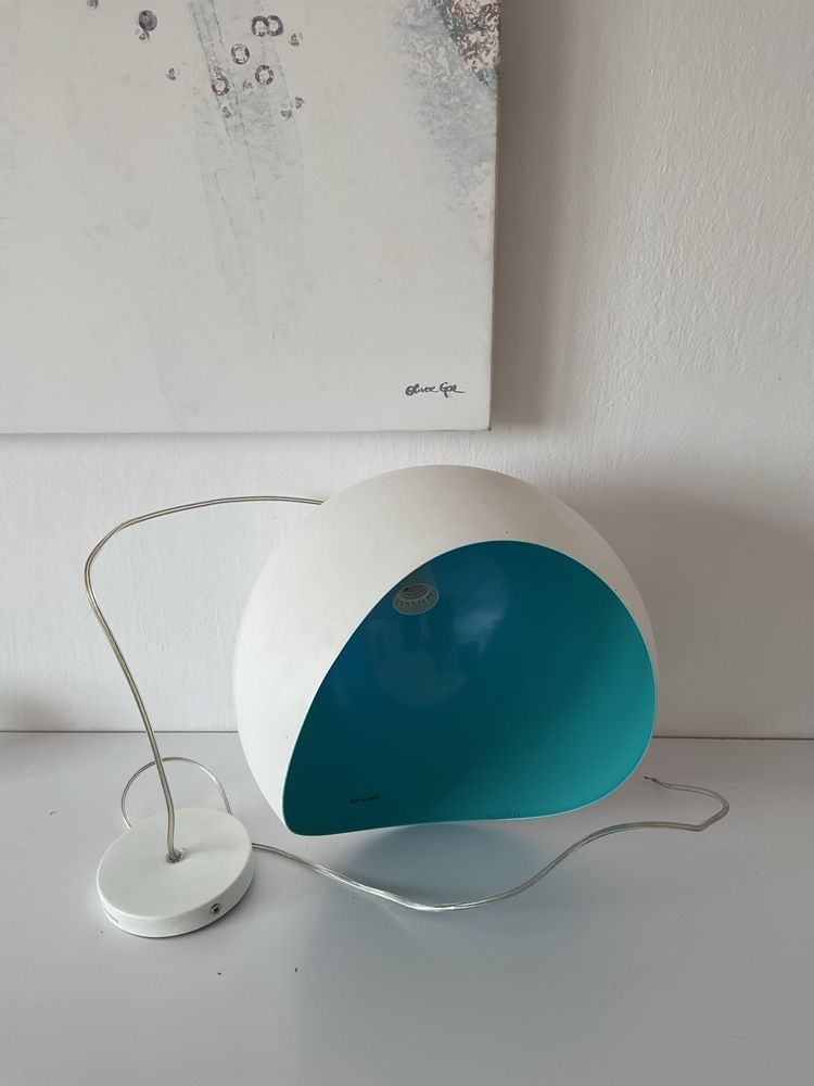 Lampa wisząca biała z niebieskim środkiem