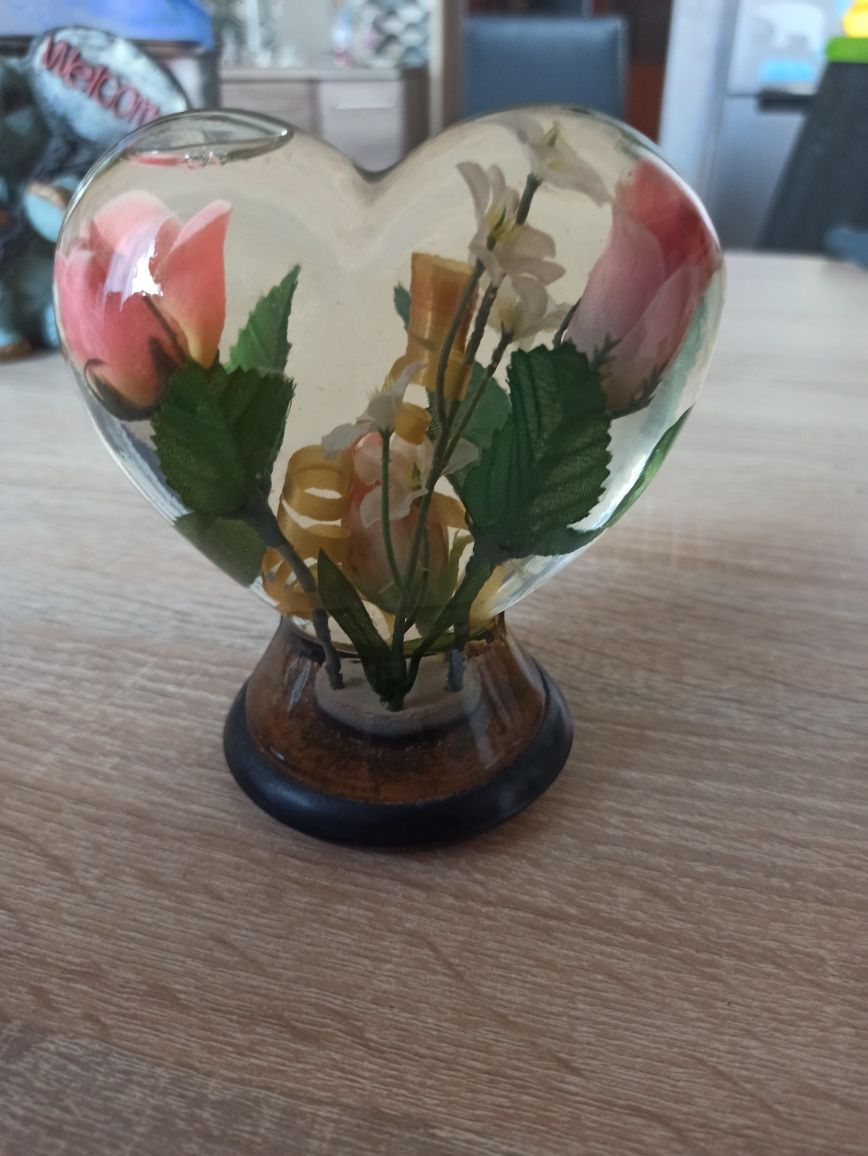 Szklane serduszko z kwiatami w środku