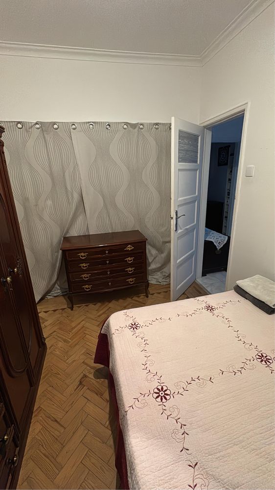 Cama, colchão, roupeiro e comoda