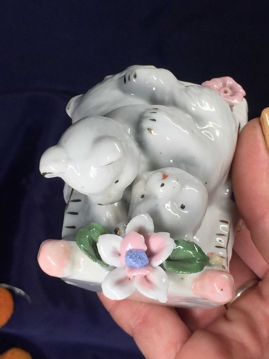 Статуэтка фигурка пара белых медвежат в кровати Н1057 медведи мишки