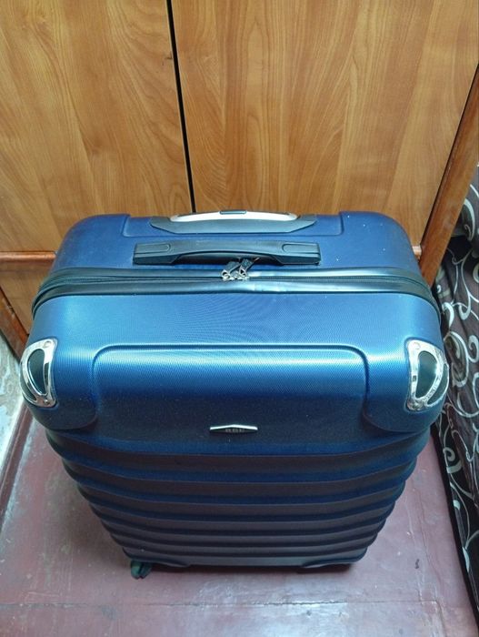 Продам чемодан на 97 литров