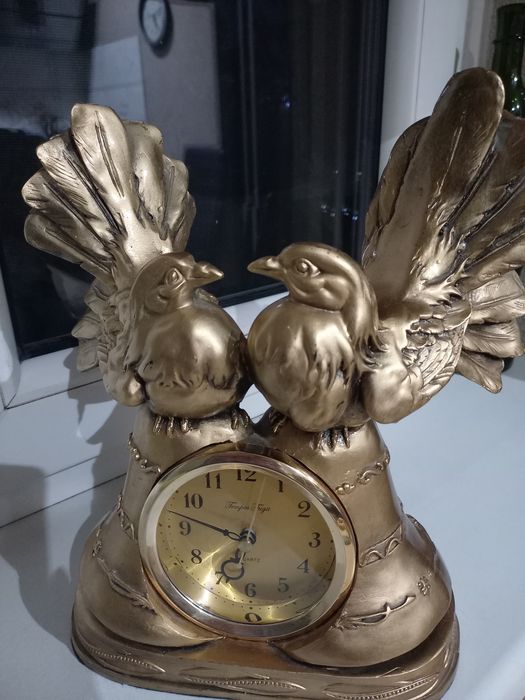 Zegar kominkowy z głębiami.