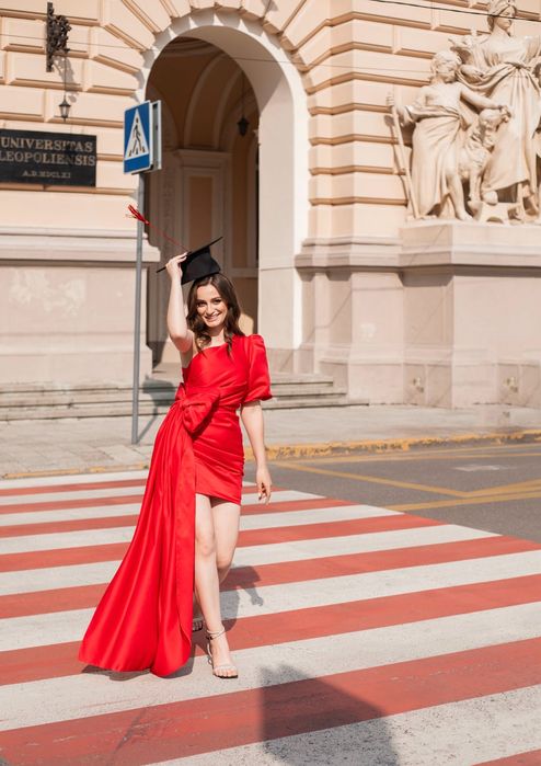 Червона сукня на одне плече, індивідуальний пошив.