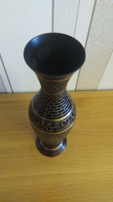 б/у Ваза Индия. Высота 32 см. Металл