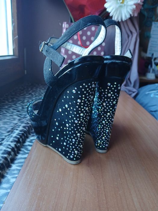 Продам новые кожаные женские туфли Zara