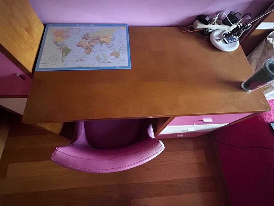 conjunto secretária, cadeira, prateleiras e estante com portas