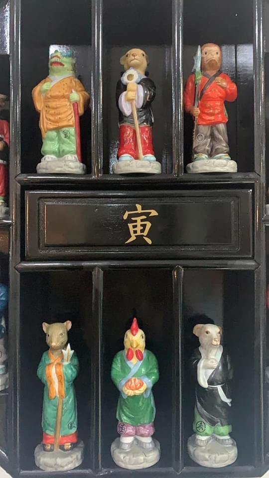 Movel expositor oriental com 12 figuras do zoodiaco chines em porcelan